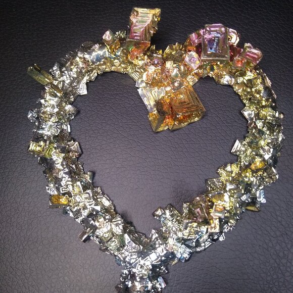 Heart-shaped sculpture made from Bismuth Crystals - Picture 3 of 3